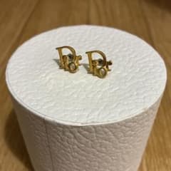 dior ゴールド ロゴデザイン ピアスのサムネイル