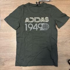 新品 adidas 1949 グラフィック Tシャツ ダークグリーン Mのサムネイル