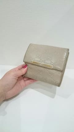 GUCCI 財布 ベージュ 折り畳み財布 ロゴ入りのサムネイル