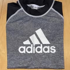 adidasラッシュガードのサムネイル
