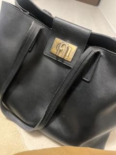 【値下げ中】フルラ トートバッグA4収納可 ブラック金具ロック付き【FURLA】のサムネイル