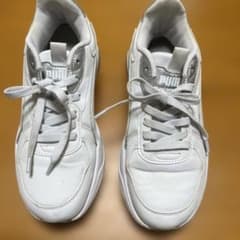 PUMA ホワイト シルバー スニーカーのサムネイル