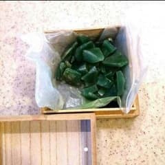 翡翠の原石？桐の箱付き！のサムネイル