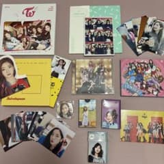 TWICE アルバム・グッズ まとめ売り CD フォトカード バッジ付きのサムネイル