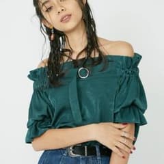 エヴリス サークルフリルオフショルブラウスのサムネイル