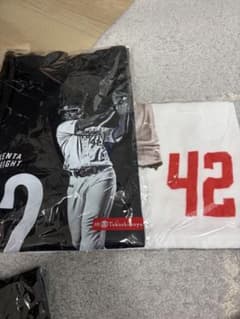 黒Tシャツ 背番号42 & 白タオル 42のサムネイル
