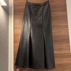 사리아 가죽 스커트 블랙