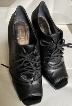 vince camuto ブラックオープントゥブーティのサムネイル