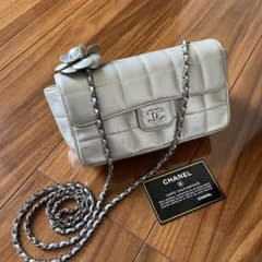 CHANEL シャネル　ミニマトラッセ　カメリア　チェーンショルダー　シルバーのサムネイル