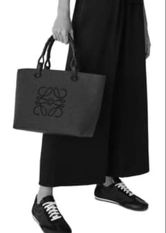 【値下げ交渉可能】LOEWE ロエベ　アナグラムトートスモールのサムネイル
