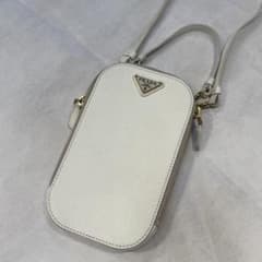 PRADA プラダ レザーショルダーバッグ 白 スマホショルダー - メルカリ