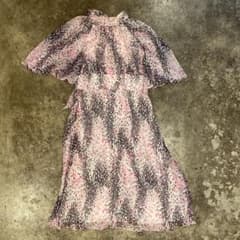 新品未使用タグ付フレアスリーブ ワンピース ピンク黒模様 