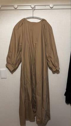 ロングワンピース ベージュ ボリューム袖のサムネイル