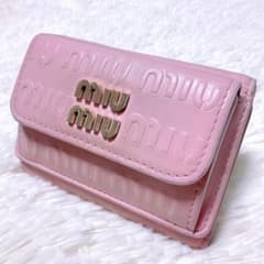 ミュウミュウ エンボス 現行ロゴ 二つ折り財布 コンパクトウォレット ピンク miumiu ミュウミュウ コンパクトウォレット ミニ財布 ピンク レザー