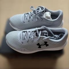 （新品）UNDER ARMOUR レディース スニーカー 23cmのサムネイル