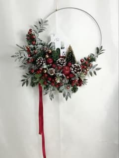 クリスマス 針葉樹の森の中の小さなお家の赤い木の実とグリーンの