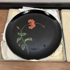 漆器 大皿 黒地 赤い花 付属品ありのサムネイル