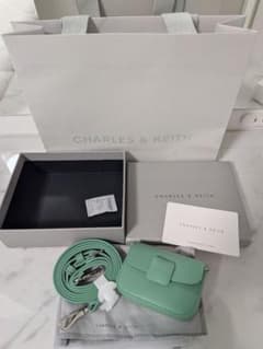 CHARLES & KEITH ミニコアスクエアプッシュロックバッグ 美品のサムネイル