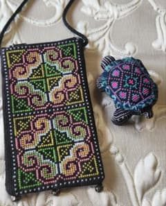 タイモン族のクロスステッチ刺繍 のポシェット＆ カメのぬいぐるみセットのサムネイル
