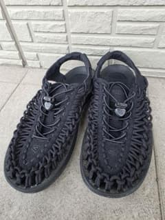 KEEN ブラック スポーツサンダル 編み込みデザインのサムネイル