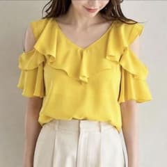 GRACE CONTINENTAL フリルオフショルブラウス イエローのサムネイル