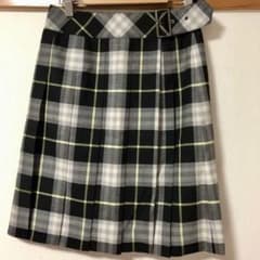 新品✨Burberry チェックプリーツスカート34ブラック×ホワイト×イエローのサムネイル
