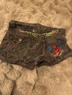 エドハーディー Ed Hardy / 迷彩柄刺繍ショートパンツ - メルカリ