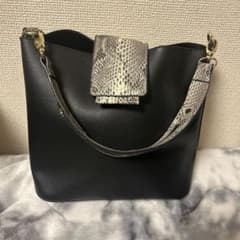 黒の合成皮革ハンドバッグのサムネイル