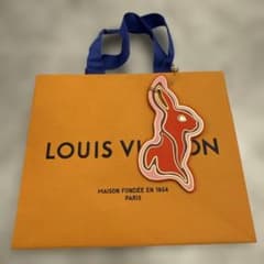 LOUIS VUITTON オレンジ ショップ袋 限定ウサギチャーム付きのサムネイル