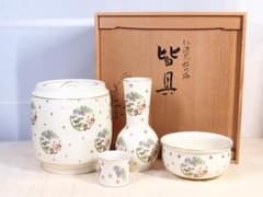 Ｔ９７０　皆具　『仁清写　七宝文宝尽』『原平窯　加藤昌山 造』　共箱　茶道具 未使用】京焼 原平窯 加藤善昌 皆具 仁清写 松竹梅 花の丸文 水指他