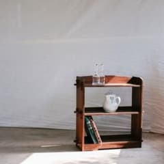 小ぶりな本棚　収納棚　無垢材　壁かけ　古家具　古道具　ブックシェルフ　ラック 小ぶりな本棚 収納棚 無垢材 壁かけ 古家具 古道具 ブックシェルフ