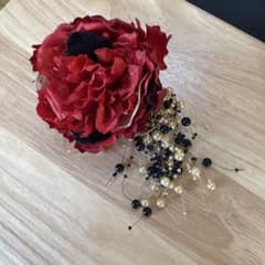 髪飾り・赤黒ビーズ付き花ブローチ