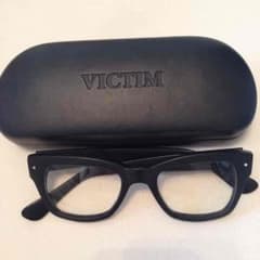 VICTIM 黒縁めがねのサムネイル
