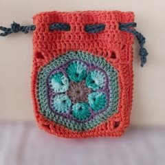 ハンドメイド 手編み 巾着袋 モチーフ編みのサムネイル