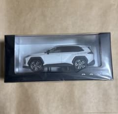 RAV4 ミニカー 1/30スケール プラチナホワイトパールマイカ - メルカリ