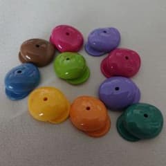 カラフルプラスチック帽子ビーズ ランダム５個 マリオ帽子 カスタム可能のサムネイル