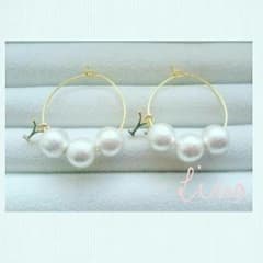 イニシャルチャーム入りコットンパールピアスのサムネイル