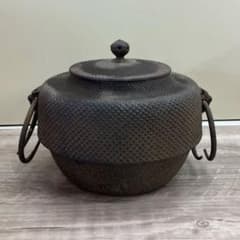D-4 【名器】南部鉄器 茶釜 三巌堂 霰地 鉄釜 昭和レトロ 古道具 D-4 【名器】南部鉄器 茶釜 三巌堂 霰地 鉄釜 昭和レトロ 古道具
