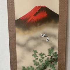 秀峰作 絹本彩色画 【 赤富士飛鶴図 】 共箱 タトウ箱付 秀峰作 絹本彩色画 【 赤富士飛鶴図 】 共箱 タトウ箱付 - メルカリ