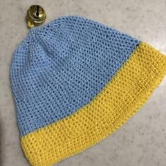 ハンドメイド 子供用ニット帽子 ライトブルー イエロー 鈴付き