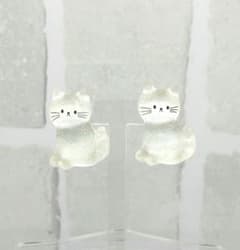 猫ちゃんのスタッドピアス　　　　(ホワイトver) ハンドメイドのサムネイル