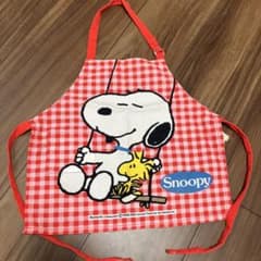 メルカリ便♡スヌーピー♡SNOOPY♡エプロン　昭和レトロ 昭和レトロ PEANUTS レトロスヌーピー エプロン 赤チェック 100サイズ