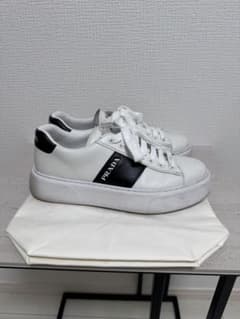 【3度着用のみ】PRADA (プラダ)レザースニーカー7.5サイズのサムネイル