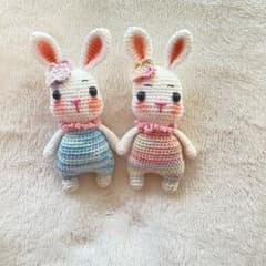 カラフルなうさぎのあみぐるみ2体セットのサムネイル