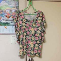 ✴︎袖フリル 花柄トップス✴︎のサムネイル