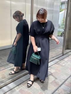 新品タグ付き　ウエストタック 半袖ワンピース ブラック Fサイズのサムネイル
