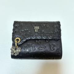 ANNA SUI エンボス加工 ブラック三つ折り財布 - メルカリ