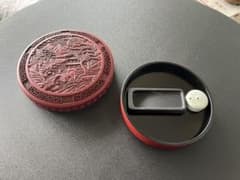 携帯用 ミニ書道セット 硯 水滴付き 堆朱調 彫刻 蓋物 昭和レトロ 工芸品のサムネイル