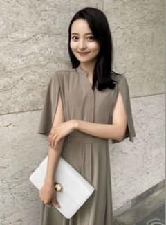 anuaus】スキッパーネックスリットスリーブフレアワンピース 美品