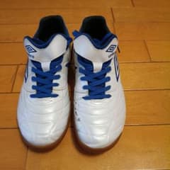 Umbro フットサルシューズ ホワイト ブルーのサムネイル